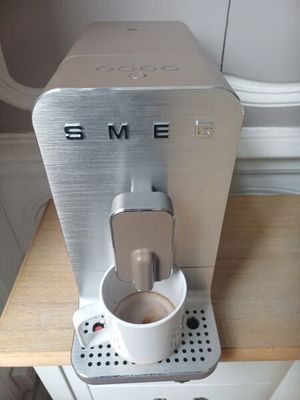 une cafetière posée sur un plan de travail