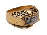 l'image d'une bague en or ornée de diamants