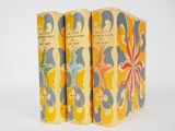 trois livres posés côte à côte sur une surface blanche