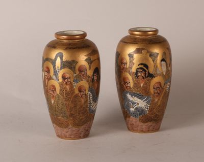 JAPON Paire de vases balustre en faïence dite de "Statsuma" …