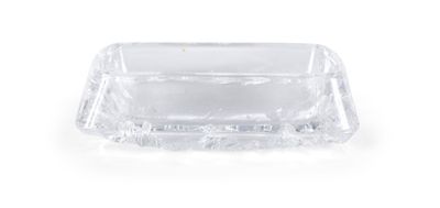 un gros plan d'un cendrier en verre transparent sur fond blanc