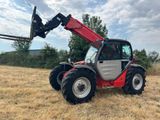 un tracteur qui est garé dans l'herbe