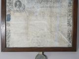 une photo d'un vieux document accroché au mur