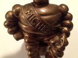 une statue en bronze représentant un homme avec une écharpe autour du cou