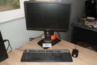 une image d'un bureau d'ordinateur avec un clavier et un écran