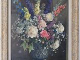 une peinture de fleurs dans un vase bleu sur une table