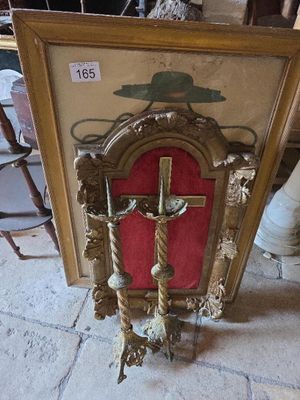 la photo d'une photo représentant une croix dans un cadre