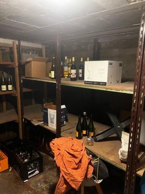 de nombreuses bouteilles de vin sur les étagères de la cave