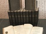 plusieurs vieux livres sont empilés sur une table