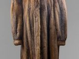 un gros plan d'un manteau de fourrure sur un mannequin