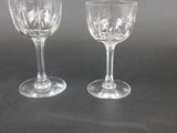 deux verres à vin transparents posés l'un à côté de l'autre sur une table