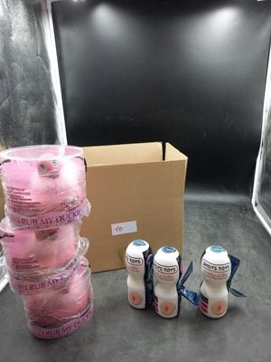 beaucoup de bouteilles de lait et une boîte par terre