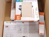 une boîte en carton contenant une boîte d'équipements électroniques