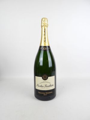 gros plan d'une bouteille de champagne sur fond blanc