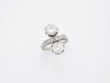 gros plan d'une bague en diamant sur une surface blanche