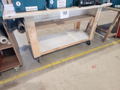 une table sur laquelle sont posés un certain nombre d'outils