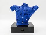 an image of a blue sculpture sitting on top of a black box