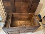 un vieux coffre en bois avec un couvercle en bois
