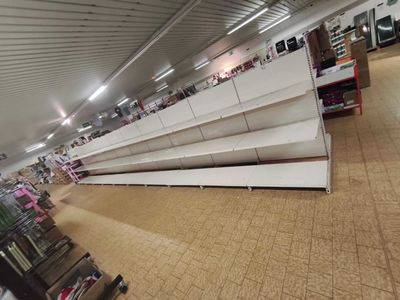 de nombreuses étagères vides dans un magasin