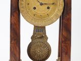 une horloge posée sur une table