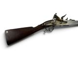 un vieux fusil avec une poignée en bois sur fond blanc