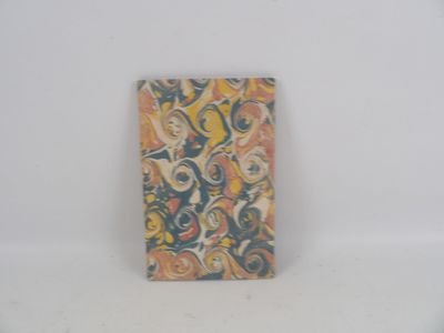 un petit livre posé sur une surface blanche