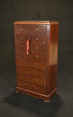 une image représentant une commode en bois avec une poignée rouge
