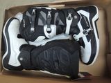 quatre paires de chaussures noires et blanches dans une boîte