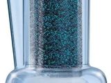 un purificateur d'eau muni d'un couvercle bleu