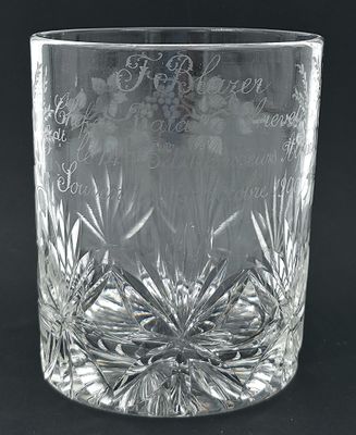 un verre transparent orné d'un motif floral