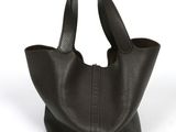 sac fourre-tout en cuir noir sur fond blanc