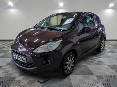 une photo d'une voiture de couleur bordeaux dans un showroom