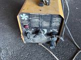 une petite machine posée sur le sol