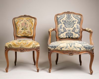 paire de fauteuils de style Louis XV avec coussins rembourrés