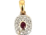 un gros plan d'un pendentif en diamant et rubis sur fond blanc