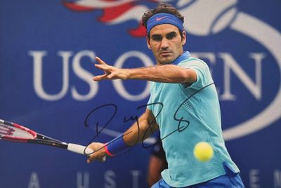 photo dédicacée d'un joueur de tennis en train de frapper une balle de tennis avec sa raquette