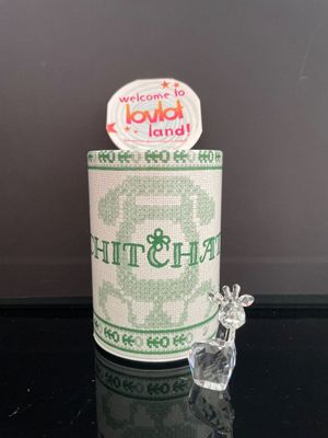 une figurine en verre posée sur une table