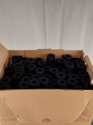 une boîte en carton remplie de paillettes noires posée sur une table