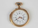 une montre de poche en or avec des chiffres romains sur le cadran