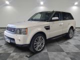 une photo d'un Land Rover blanc garé sur un sol à damier