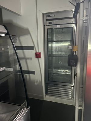 une image d'une cuisine commerciale avec des appareils en acier inoxydable
