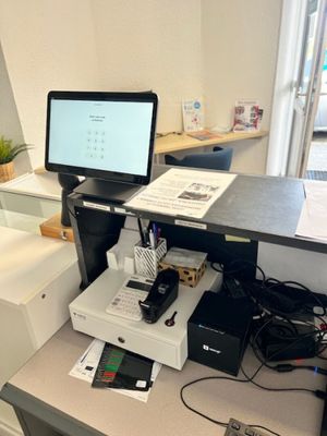 un bureau équipé d'un ordinateur et d'une imprimante