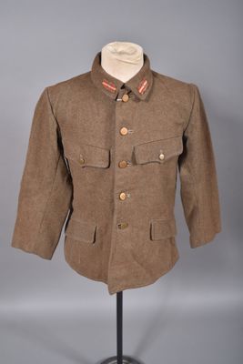 une photo d'une veste militaire posée sur un mannequin