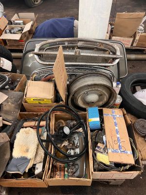 il y a beaucoup de bric-à-brac par terre dans le jardin