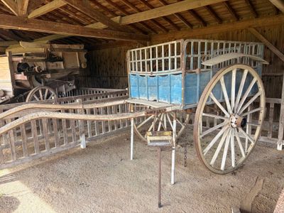 une calèche garée dans une grange