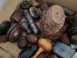 une boîte en carton remplie d'objets en bois de toutes sortes