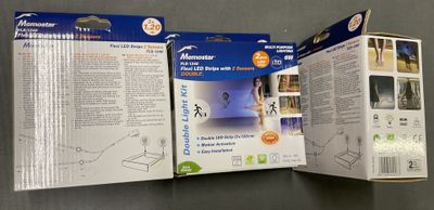 trois boîtes contenant des gadgets électroniques posées sur une table