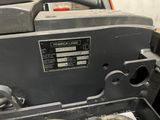 une machine posée sur une table dans une pièce