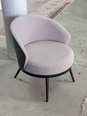 une chaise posée à côté d'un poteau sur le trottoir