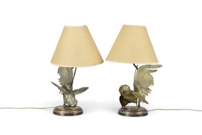 une paire de lampes de table en laiton ornées d'oiseaux sur fond blanc